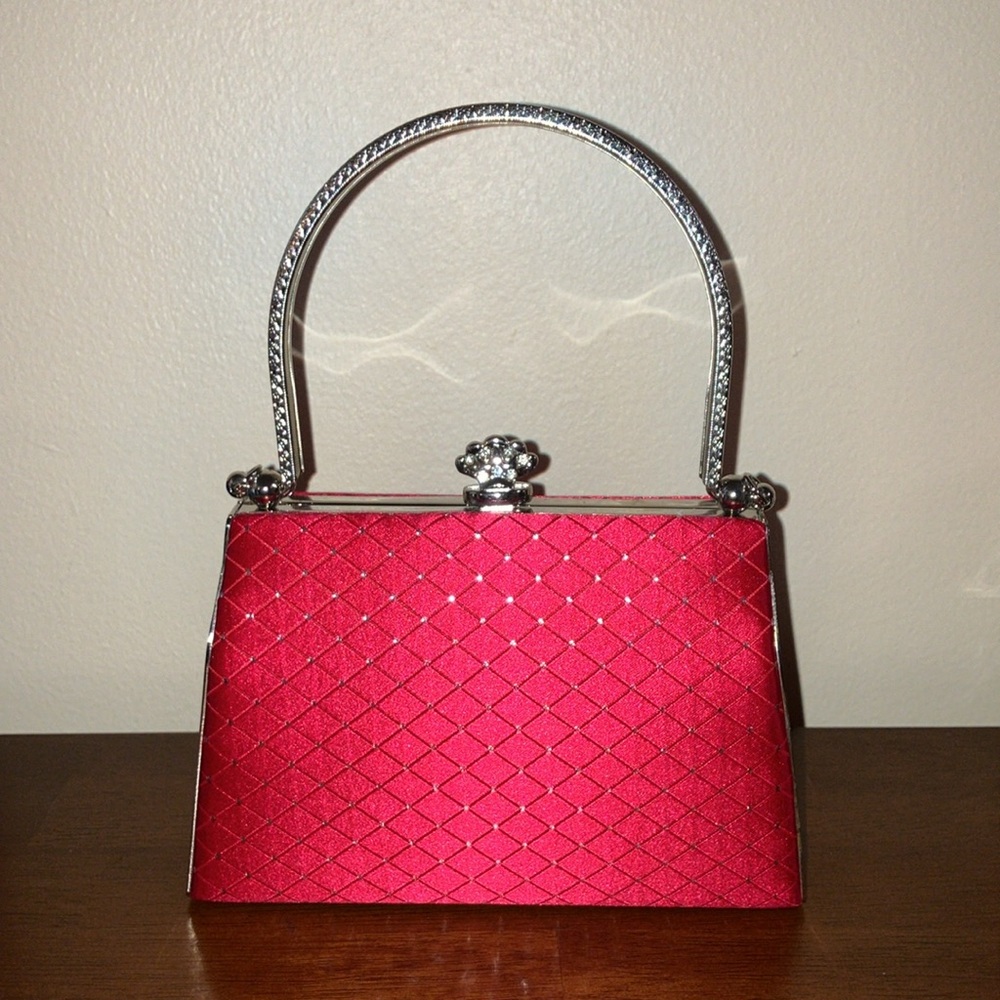 vintage evening bag with kiss lock closure